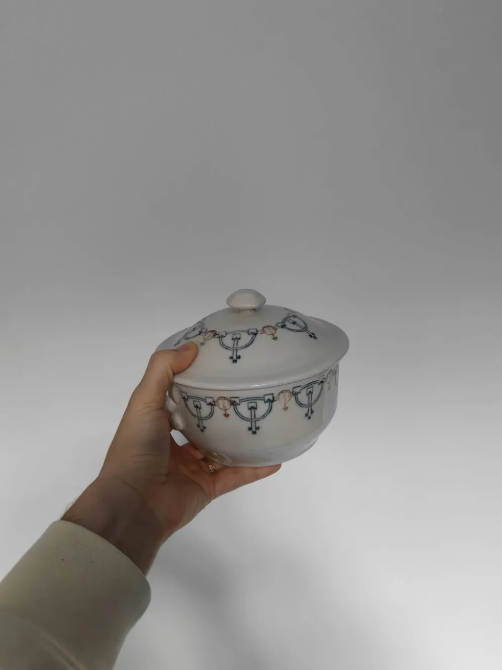 Soupière ancienne en porcelaine