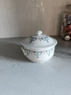 Soupière ancienne en porcelaine