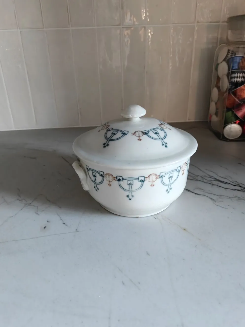 Soupière ancienne en porcelaine