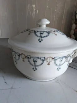 Soupière ancienne en porcelaine