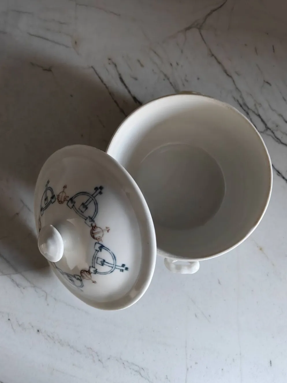 Soupière ancienne en porcelaine