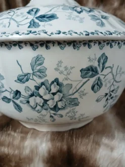Soupière ancienne en Terre de fer