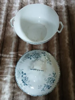 Soupière ancienne en Terre de fer