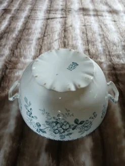 Soupière ancienne en Terre de fer
