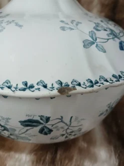 Soupière ancienne en Terre de fer