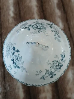 Soupière ancienne en Terre de fer