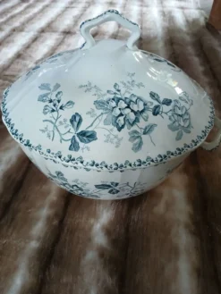 Soupière ancienne en Terre de fer