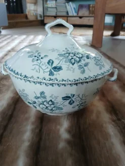 Soupière ancienne en Terre de fer