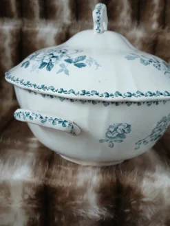 Soupière ancienne en Terre de fer