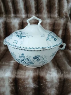 Soupière ancienne en Terre de fer