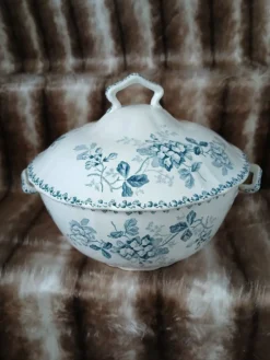 Soupière ancienne en Terre de fer