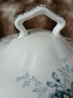 Soupière ancienne en Terre de fer