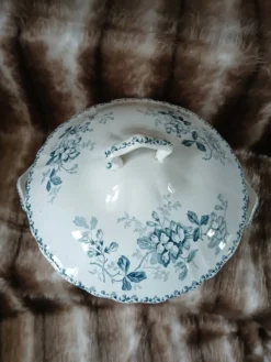 Soupière ancienne en Terre de fer