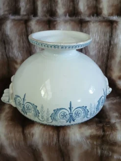Soupière ancienne en Terre de fer