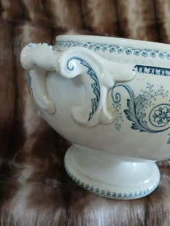 Soupière ancienne en Terre de fer