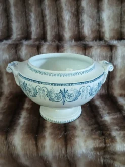 Soupière ancienne en Terre de fer