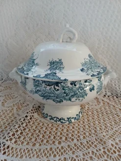 Soupière ancienne en Terre de fer