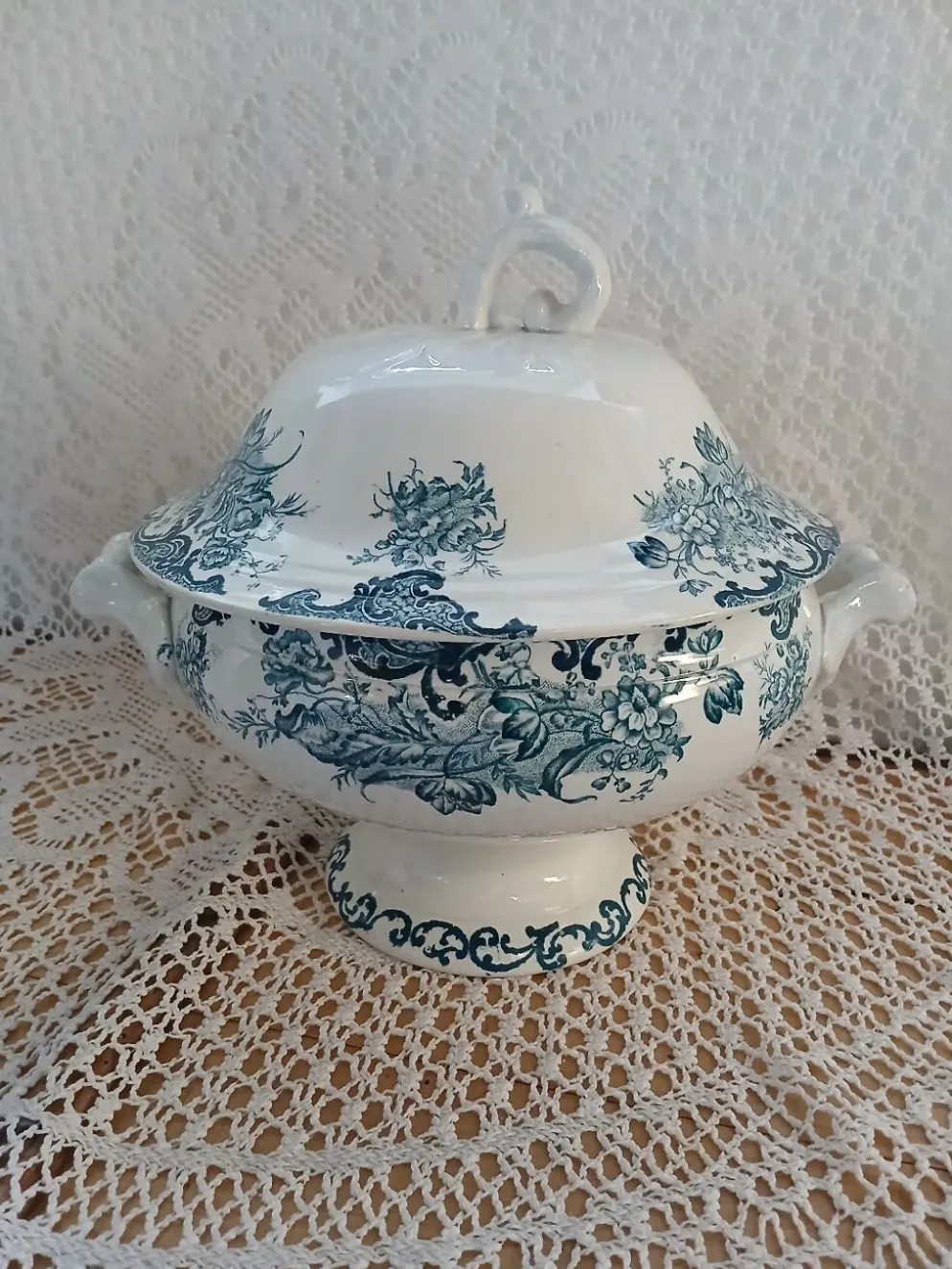Soupière ancienne en Terre de fer