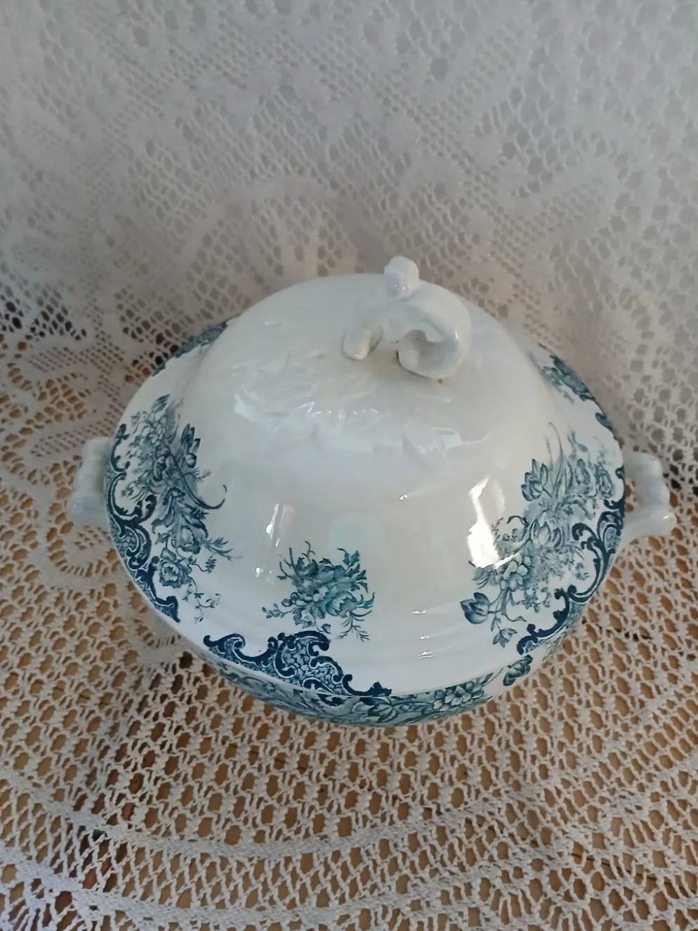 Soupière ancienne en Terre de fer