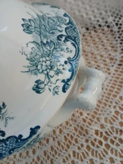 Soupière ancienne en Terre de fer