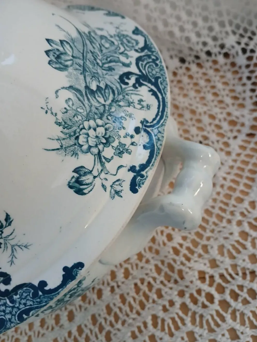 Soupière ancienne en Terre de fer