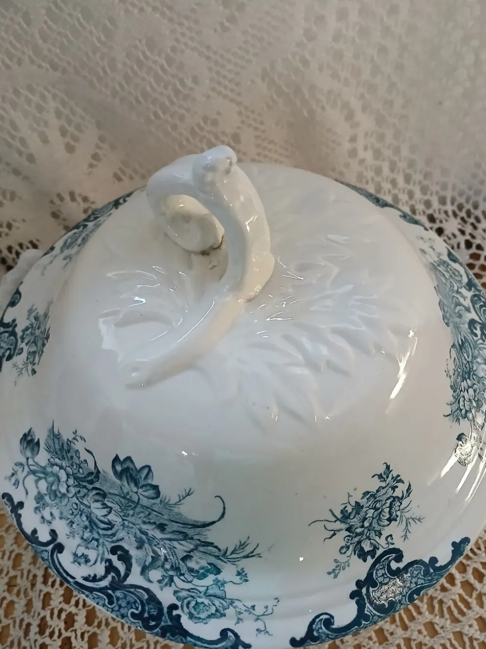 Soupière ancienne en Terre de fer