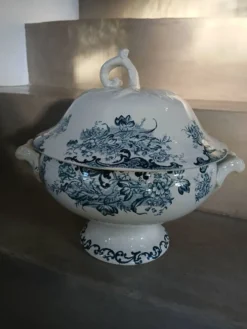 Soupière ancienne en Terre de fer