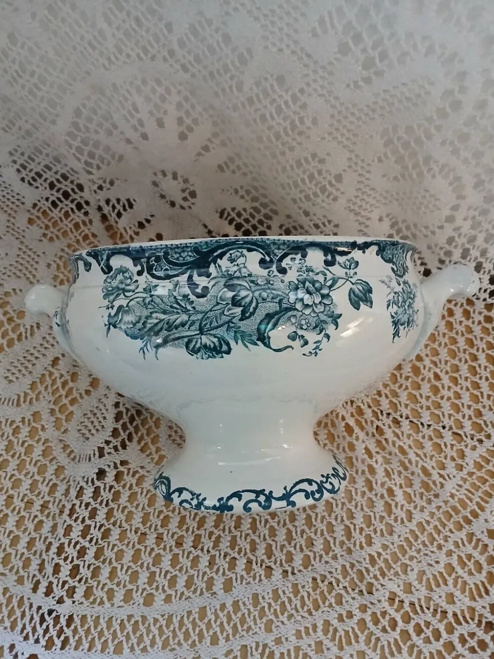 Soupière ancienne en Terre de fer