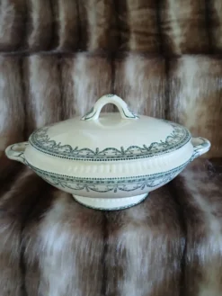Soupière ancienne en terre de fer
