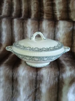 Soupière ancienne en terre de fer