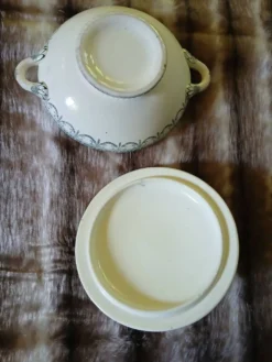 Soupière ancienne en terre de fer
