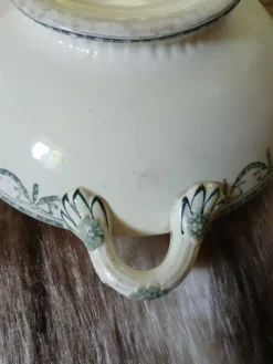 Soupière ancienne en terre de fer