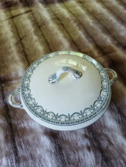 Soupière ancienne en terre de fer