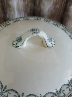 Soupière ancienne en terre de fer