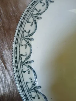 Soupière ancienne en terre de fer