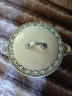 Soupière ancienne en terre de fer