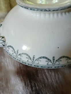 Soupière ancienne en terre de fer