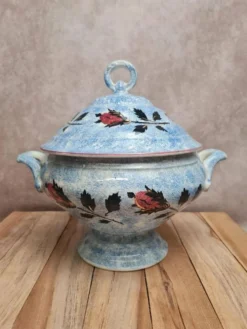 Soupière ancienne Gien en terre de fer décor chardons bleu moucheté