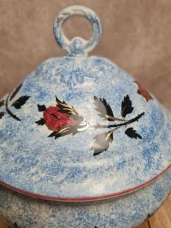 Soupière ancienne Gien en terre de fer décor chardons bleu moucheté