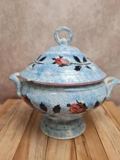 Soupière ancienne Gien en terre de fer décor chardons bleu moucheté