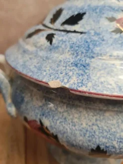 Soupière ancienne Gien en terre de fer décor chardons bleu moucheté