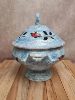 Soupière ancienne Gien en terre de fer décor chardons bleu moucheté