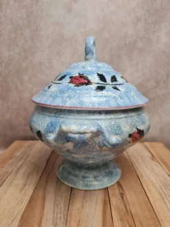 Soupière ancienne Gien en terre de fer décor chardons bleu moucheté