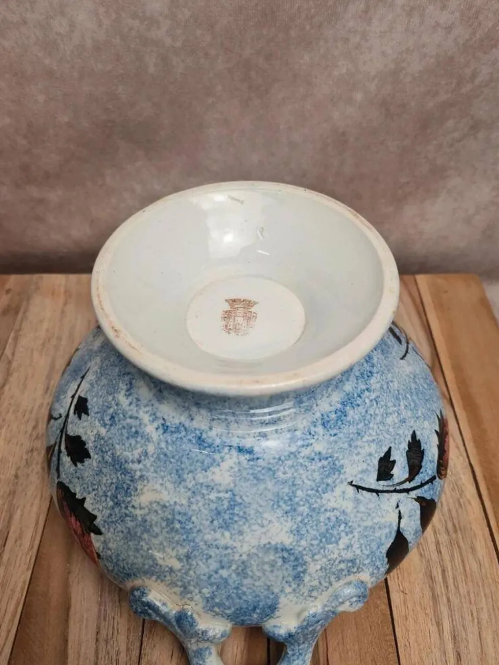Soupière ancienne Gien en terre de fer décor chardons bleu moucheté