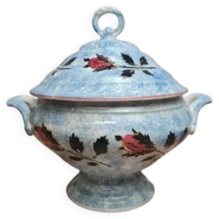Soupière ancienne Gien en terre de fer décor chardons bleu moucheté