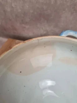 Soupière ancienne Gien en terre de fer décor chardons bleu moucheté