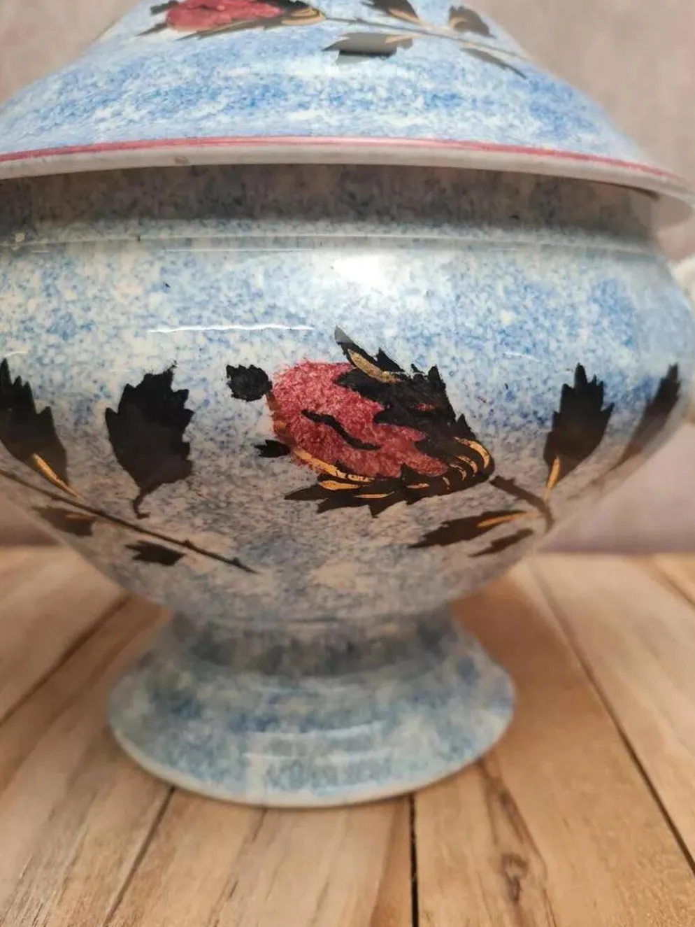 Soupière ancienne Gien en terre de fer décor chardons bleu moucheté