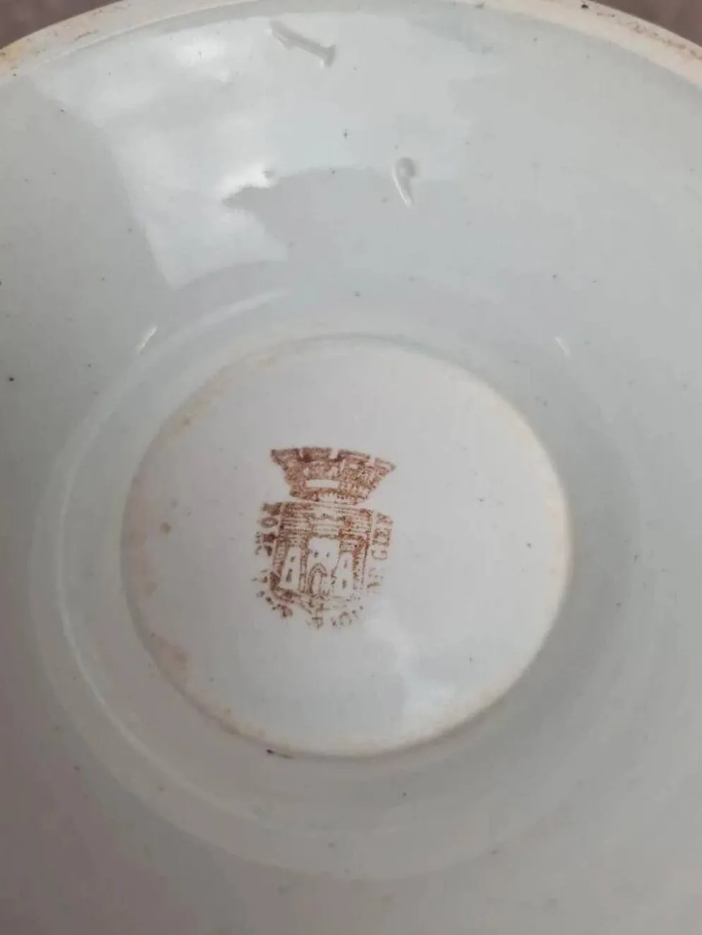 Soupière ancienne Gien en terre de fer décor chardons bleu moucheté