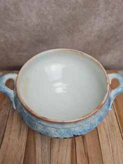 Soupière ancienne Gien en terre de fer décor chardons bleu moucheté