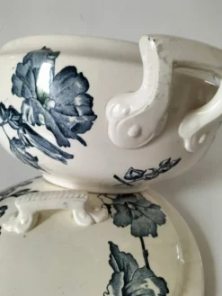Soupière Aux Lions de Faïence – Roses trémières bleu-gris 1890-1920